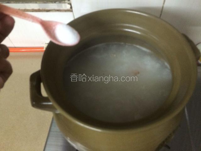 继续搅拌至粥粘稠，撒入适量的盐，蚝油拌匀调味，