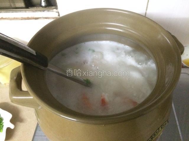 最后放入姜丝和香菜梗，粥就做好了。