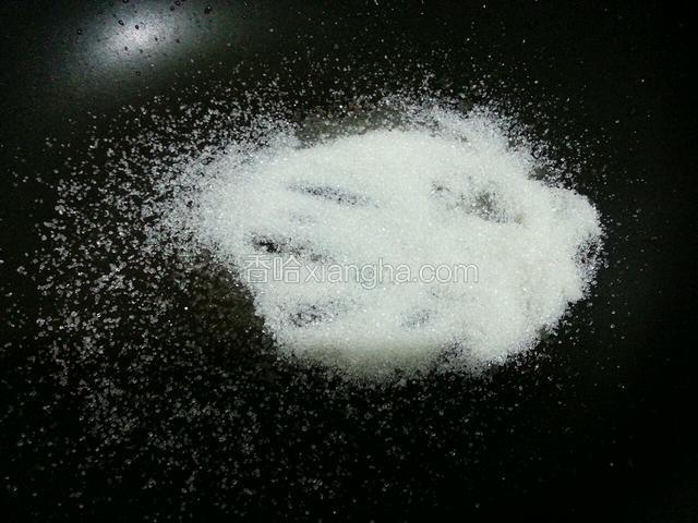 锅里放入少许油，转小火，放入适量的白糖
