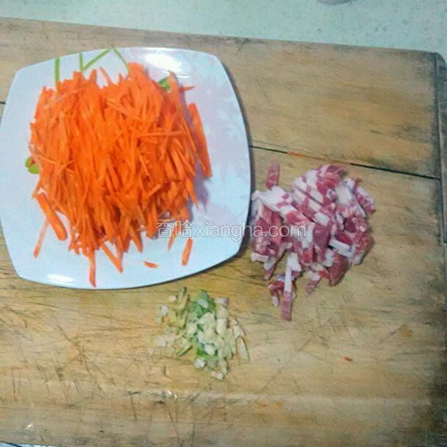 胡萝卜洗净切丝，五花肉切丝，葱姜蒜切沫。