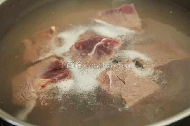 将牛肉连姜片煮开水，去血水待用。
