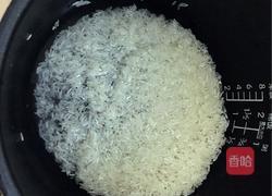 土豆腊肉焖饭的做法图解1