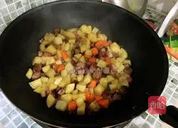 Illustration of how to make braised rice with potatoes and bacon 8