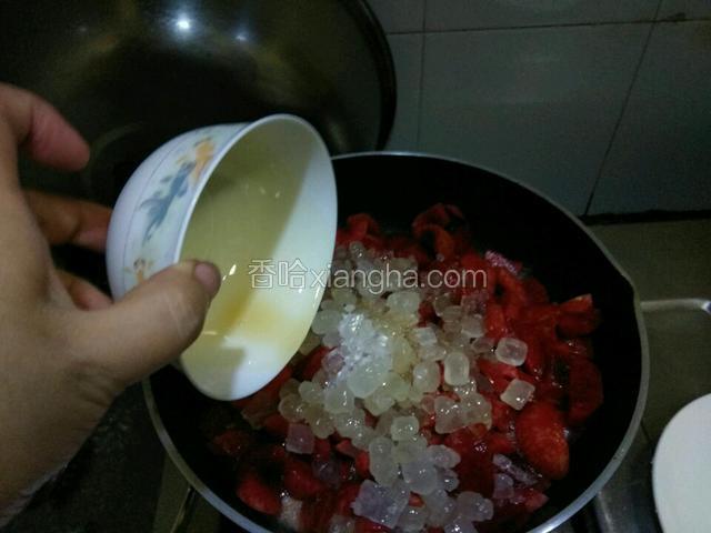 平底锅洗干净，确保无油。把李子肉，蜂蜜，冰糖一碗水入锅煮