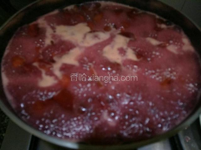 滚起来撇去泡沫，接着熬煮