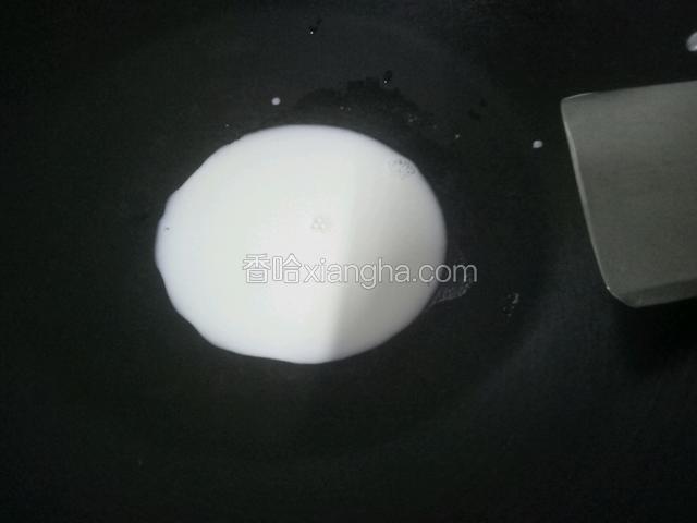 锅里放牛奶糖小火煮