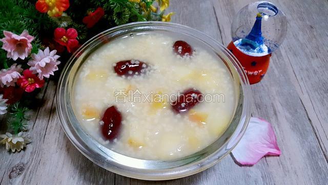 一道简单营养的苹果红枣粥就做好了！酸酸甜甜味道棒棒哒！