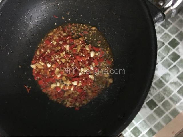 然后加入适量的盐
