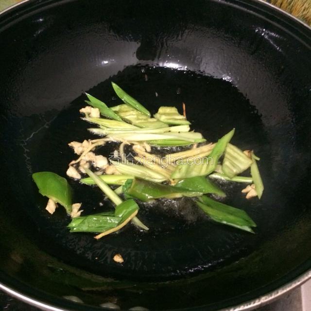 锅中热油，爆香葱姜蒜，放青红椒下去煸炒。