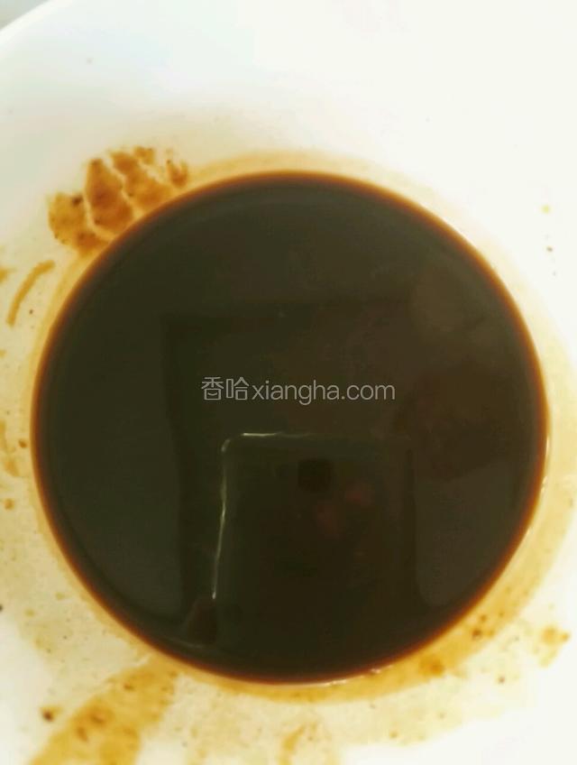 把面酱，黄豆酱，料酒，酱油，生抽，糖放入碗中调汁备用