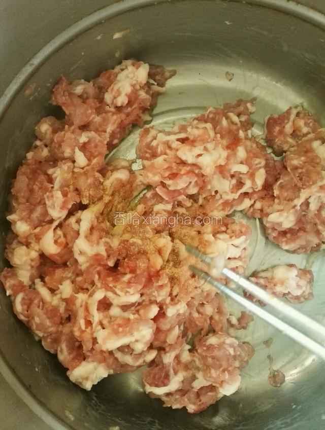 加入胡椒粉再搅拌均匀