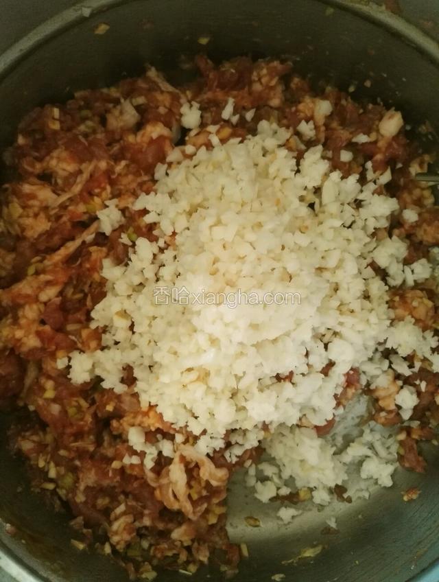 再放入荸荠粒拌匀馅料