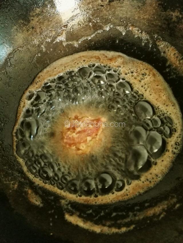 锅小火烧热放入油挤入丸子稍微定型即可