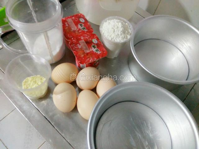准备好全部的食材（过称）（蛋糕模具用黄油擦一下）