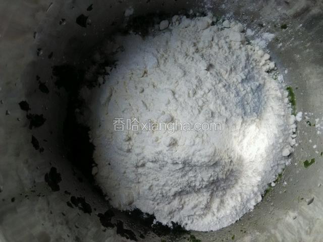 把面粉倒进盆里。