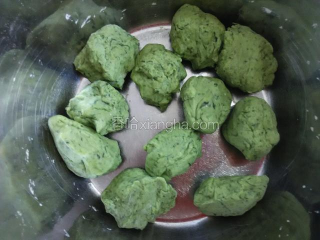 把面团分成小剂子。