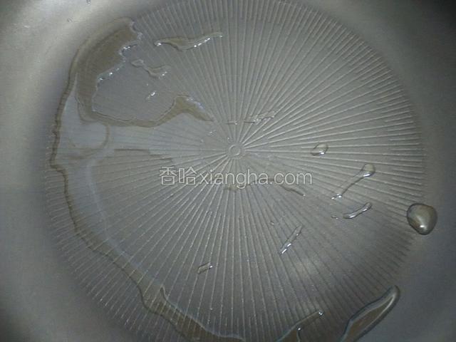 不粘锅烧干水珠后倒入食用油。