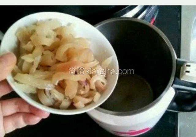把肉片放进豆浆机里。