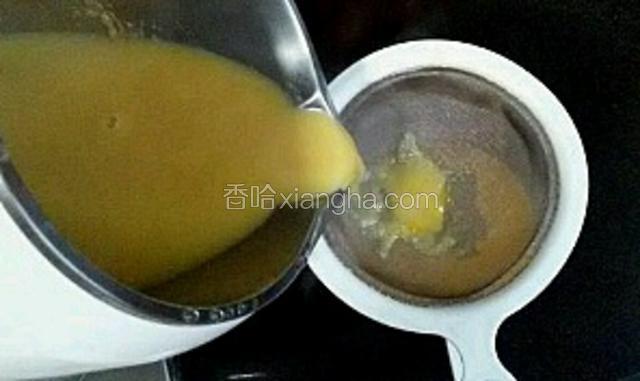 然后把打好的肉皮糊过滤到保鲜盒里。