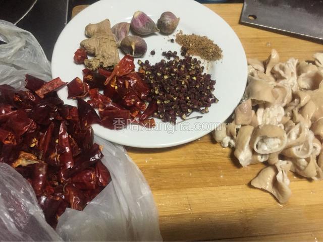 准备好调料（喜欢麻辣的多放辣椒，花椒，姜蒜也可以适量增加）