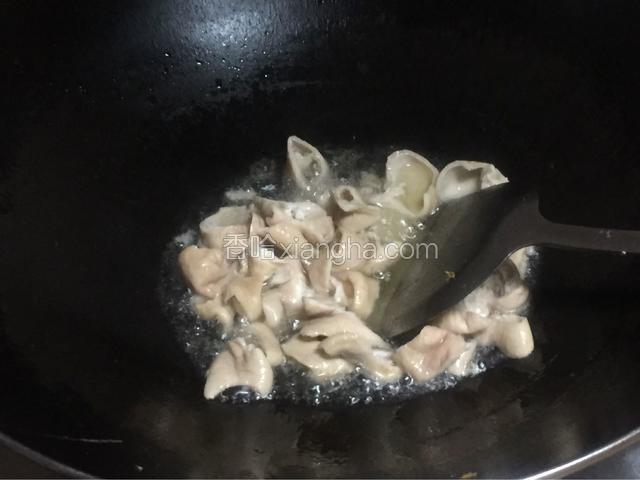 锅里烧油,爆干肥肠