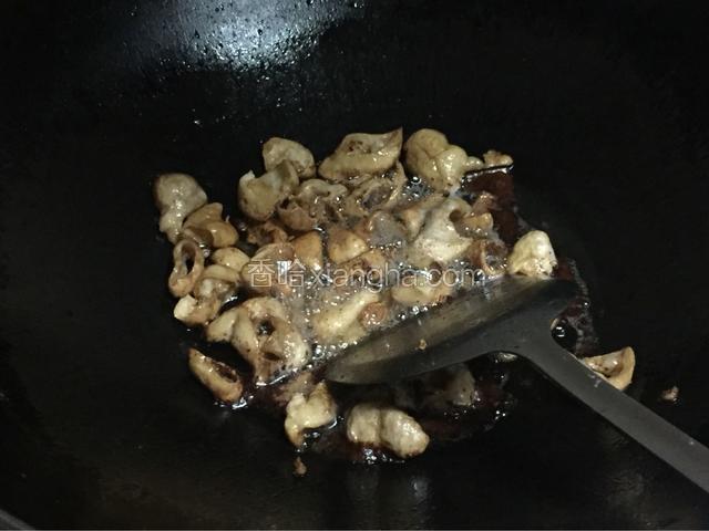 肥肠炸至金黄，酥脆，起锅，油留在锅中