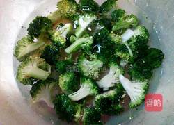 西兰花炒肉的做法图解1