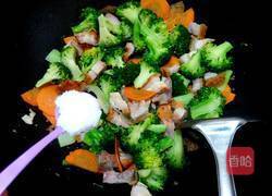 西兰花炒肉的做法图解7