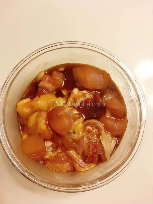 把鸡腿剁小块，放料酒，生抽，淀粉抓匀，腌制半小时以上