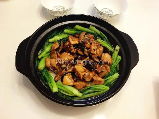 米煮差不多，把锅歪着慢慢转一圈，这样容易有锅巴均匀，然后把青菜码一圈，把炒好的香菇滑鸡倒在中间，把锅放平小火焖一会，2分钟差不多了，久了会糊掉