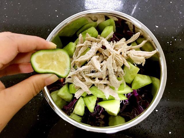 所有食材放入大盆中，挤入柠檬汁。