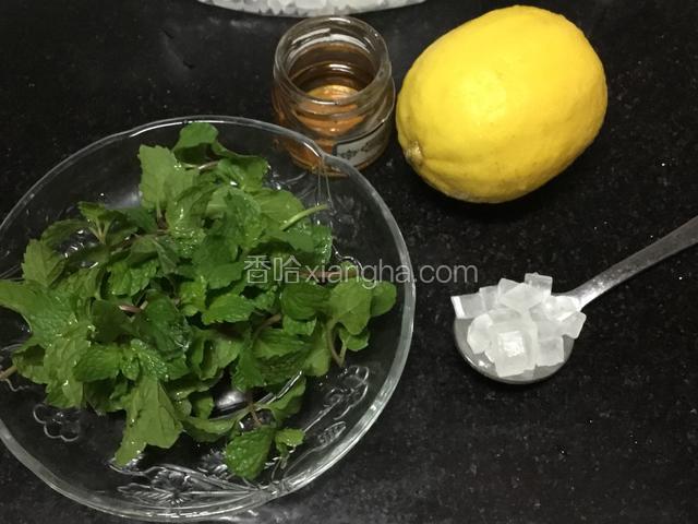准备好柠檬、冰糖、薄荷、蜂蜜