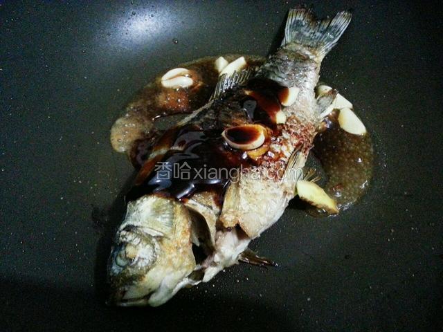 两面煎好倒掉多余的油，然后加入盐，料酒，耗油，六月鲜酱油，姜片，蒜片