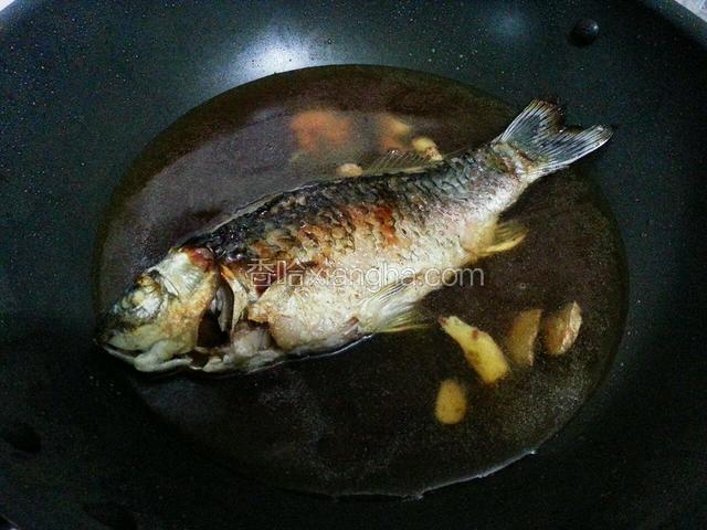 加入少许水煮一煮，中途翻个面