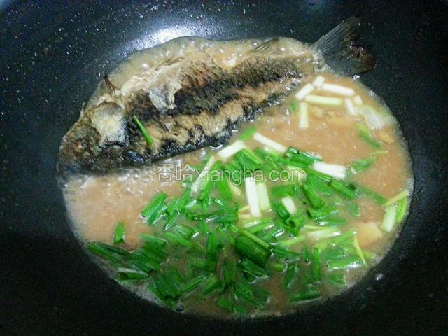 剩少许汤汁放入葱花