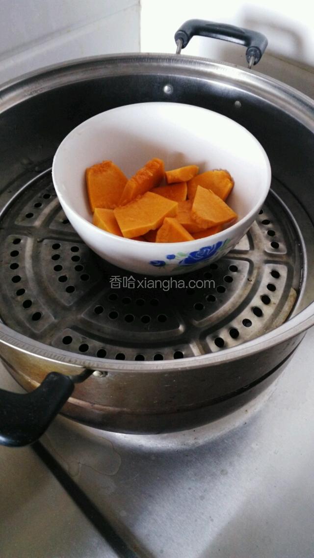 南瓜切片，放入蒸锅，蒸熟即可。