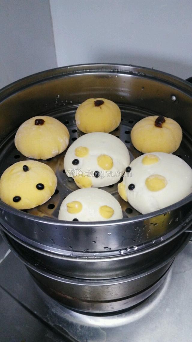 把制作好的小猪和南瓜放入蒸锅，大火隔水蒸25分钟即可。关火后要闷几分钟再开盖。