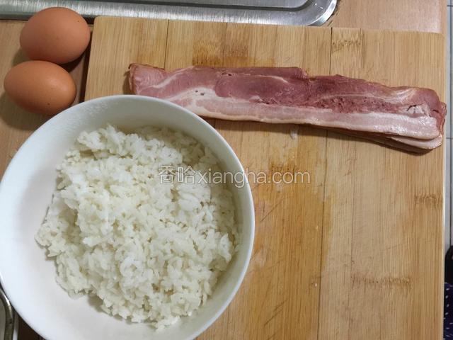 白米饭200克、鸡蛋2只、培根肉4片备用。