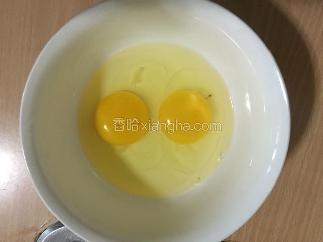 鸡蛋2只打入碗中打散成蛋液备用。