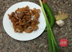 青椒炒肥肠的做法图解1