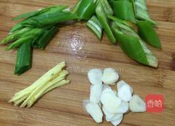 青椒炒肥肠的做法图解3