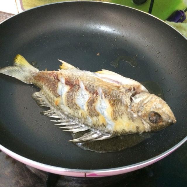 小火慢煎，煎至两面金黄。