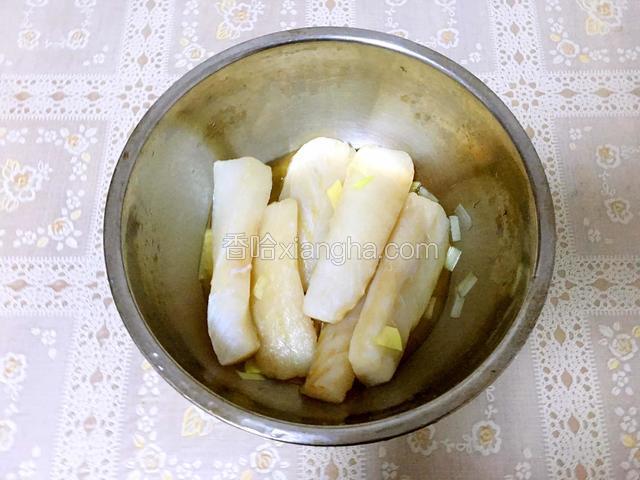用料酒、盐、葱姜、黑胡椒腌制15分钟入味。