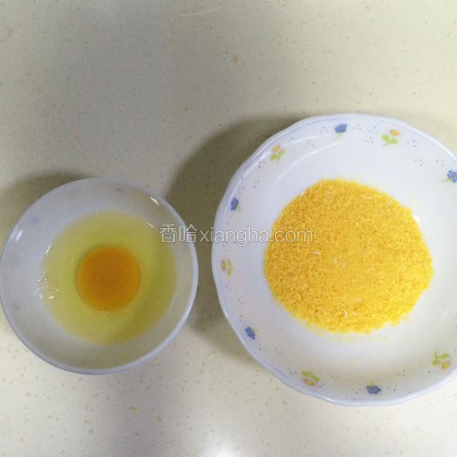 准备好鸡蛋和面包糠。