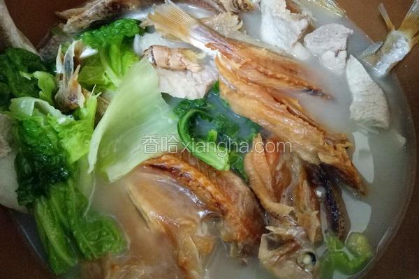 自晒海鱼干煲猪腩肉青菜煲