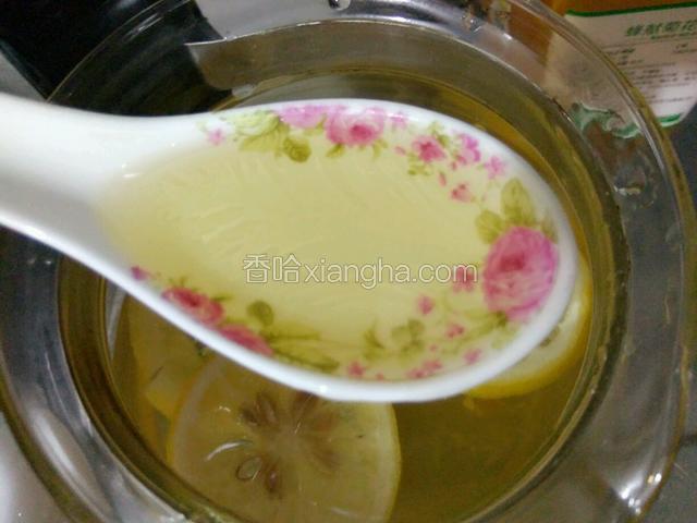 等茶叶和柠檬片泡好（水凉了）再放两匙的蜂蜜搅拌圴勺，
