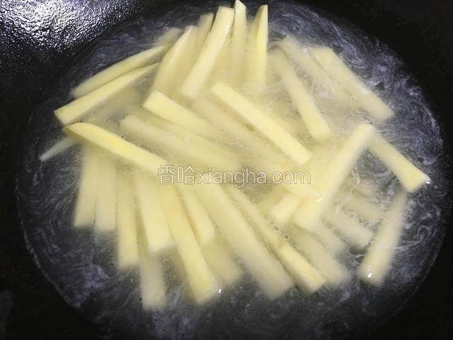 入锅焯水后捞出；