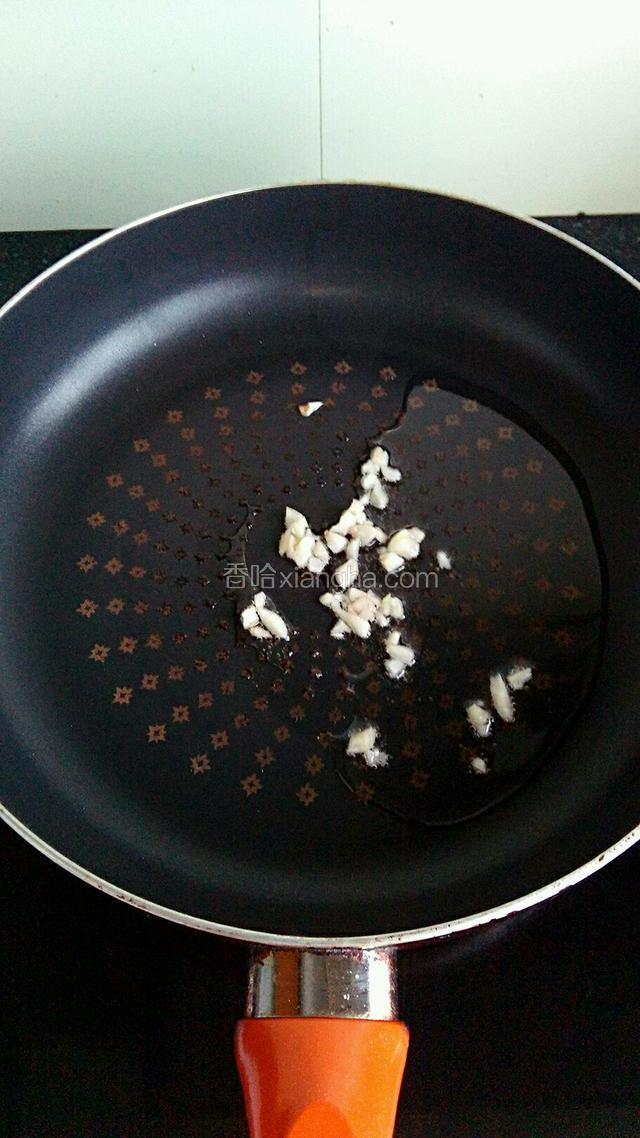 锅置火上，倒适量油，放入蒜末，小火煸香。