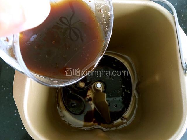 先把液体部分放入面包机内桶中。