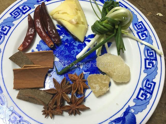 小料：生姜，葱结，干辣椒，八角，桂皮，冰糖；